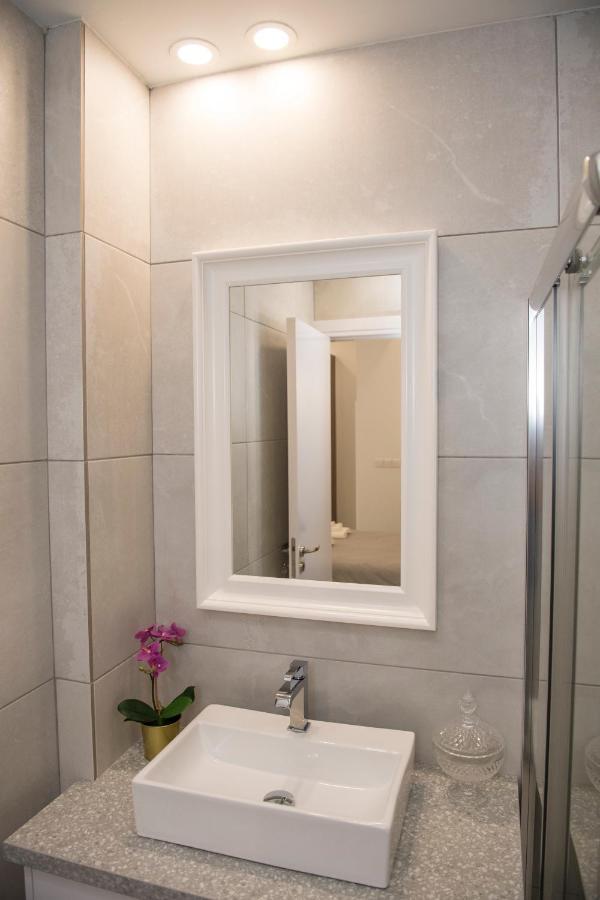 Skin Suites-Luxury Living 니코시아 외부 사진